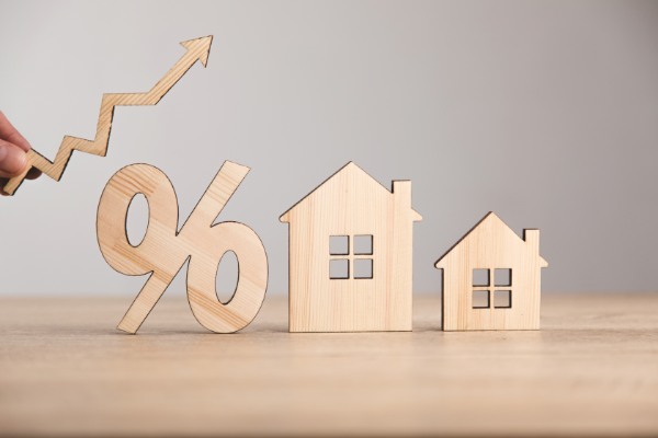 住宅ローンの負担が激増？金利上昇の恐れ